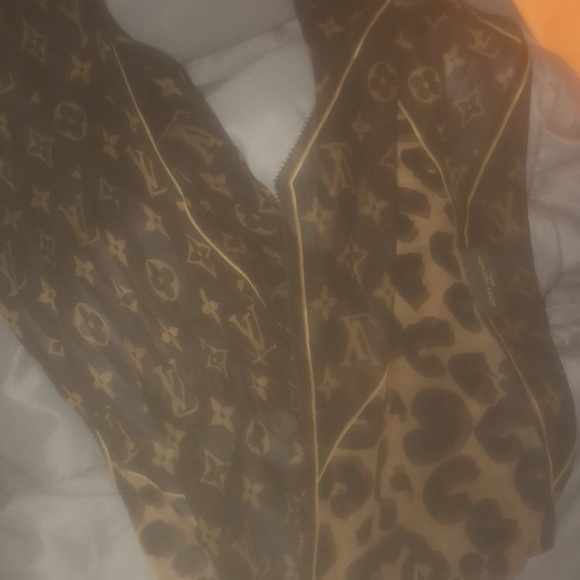 Louis Vuitton scarf ❤️ - Picture 3 of 3
